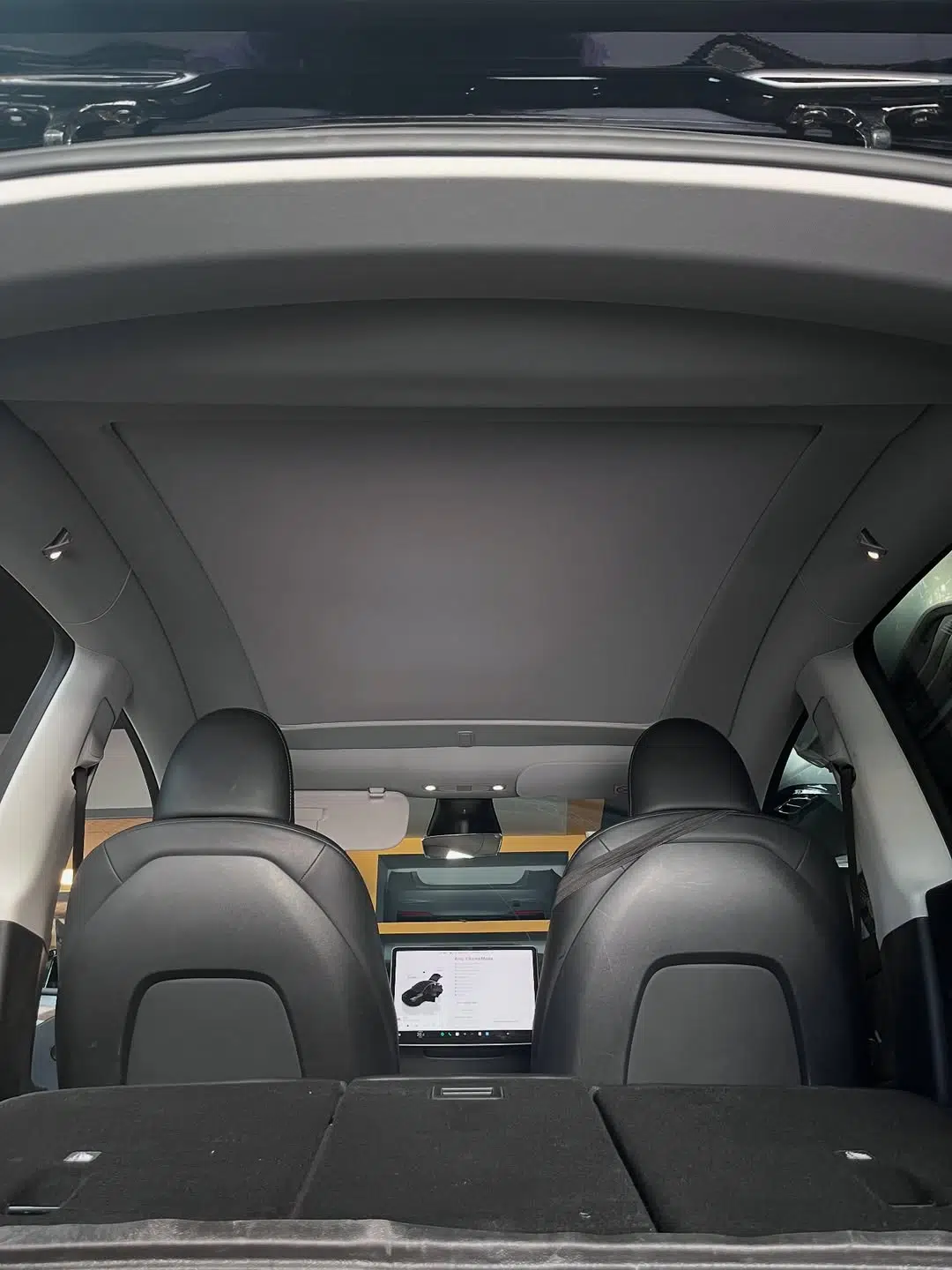 TESLA MODEL Y JUNİPER İÇİN UYUMLU ELEKTRİKLİ TAVAN PERDESİ